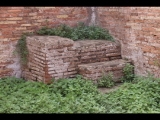 06906 ostia - regio i - insula ix - caseggiato del larario (i,ix,3) - raum 16 - detail - suedwestecke - 09.2022.jpg